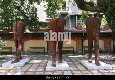Krakau. Krakau. Polen. „Walking Figures“ aus gusseisernen Skulpturen von Magdalena Abakanowicz im Czapski-Palast (Teil des Nationalmuseums) Stockfoto