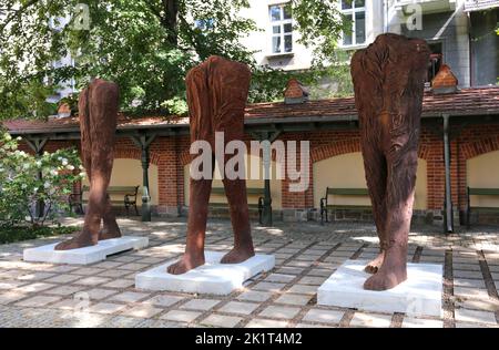 Krakau. Krakau. Polen. „Walking Figures“ aus gusseisernen Skulpturen von Magdalena Abakanowicz im Czapski-Palast (Teil des Nationalmuseums) Stockfoto