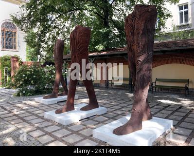 Krakau. Krakau. Polen. „Walking Figures“ aus gusseisernen Skulpturen von Magdalena Abakanowicz im Czapski-Palast (Teil des Nationalmuseums) Stockfoto