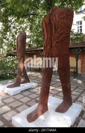 Krakau. Krakau. Polen. „Walking Figures“ aus gusseisernen Skulpturen von Magdalena Abakanowicz im Czapski-Palast (Teil des Nationalmuseums) Stockfoto