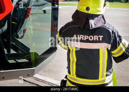 Schweiz, Agno-Lugano Flughafen, Feuerwehr, Feuerwehrmann in Feuerwehruniform Stockfoto