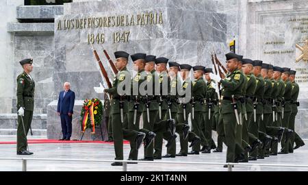 Mexiko Stadt, Mexiko. 20. September 2022. Bundespräsident Frank-Walter Steinmeier legt einen Kranz auf den Altar des Vaterlandes. Präsident Steinmeier und seine Frau sind zu einem zweitägigen Besuch in Mexiko. Quelle: Bernd von Jutrczenka/dpa/Alamy Live News Stockfoto