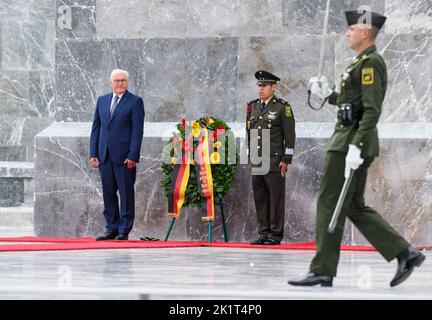 Mexiko Stadt, Mexiko. 20. September 2022. Bundespräsident Frank-Walter Steinmeier legt einen Kranz auf den Altar des Vaterlandes. Präsident Steinmeier und seine Frau sind zu einem zweitägigen Besuch in Mexiko. Quelle: Bernd von Jutrczenka/dpa/Alamy Live News Stockfoto