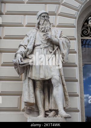 WIEN, ÖSTERREICH - CA. SEPTEMBER 2022: Leonardo da Vinci Statue im Künstlerhaus Übersetzung Künstlerhaus um 1868 Stockfoto