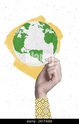 Kreative Foto 3D Collage Poster Postkarte Kunstwerk von großen Arm halten Erde Planeten unterstützen umweltfreundliche Haltung isoliert Malerei Hintergrund Stockfoto