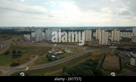 Schlafsaal einer großen Stadt. Baustelle der Kirche. Stadtlandschaft. Luftaufnahmen. Stockfoto