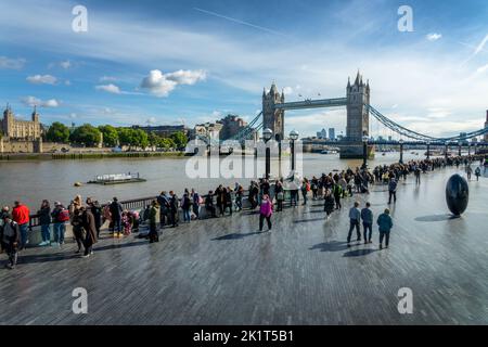 Die Schlange, um Königin Elizabeth II. Am 18. September 2022 in der Nähe der Tower Bridge in London, Großbritannien, im Zustand zu sehen Stockfoto