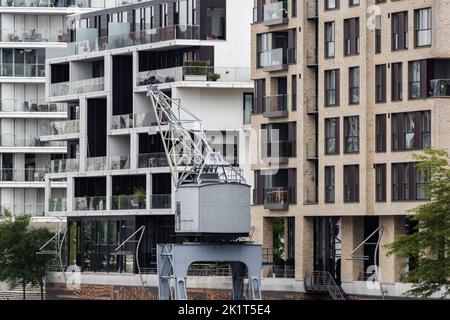 Die Kräne im neuen Hamburger Hafen vor neu gebauten und modernen Häusern Stockfoto
