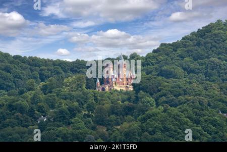 Schloss eingebettet in die Berge entlang der Rheinküste. Stockfoto