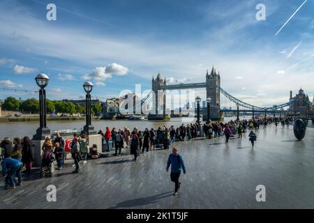 Am 18. September 2022 warten Menschen in der Warteschlange auf den Sarg von Queen Elizabeth II in der Nähe der Tower Bridge in London, Großbritannien Stockfoto