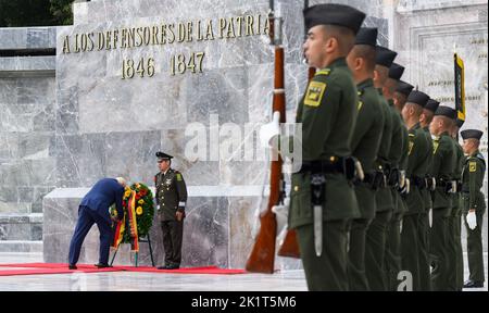 Mexiko Stadt, Mexiko. 20. September 2022. Bundespräsident Frank-Walter Steinmeier legt einen Kranz auf den Altar des Vaterlandes. Präsident Steinmeier und seine Frau sind zu einem zweitägigen Besuch in Mexiko. Quelle: Bernd von Jutrczenka/dpa/Alamy Live News Stockfoto