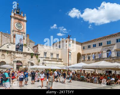 Cafés, Bars und Restaurants auf dem Narodni trg (Volksplatz) in der historischen Altstadt von Zadar, Kroatien Stockfoto