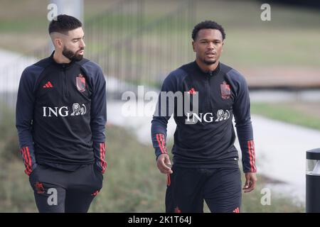 Tubize, Belgien, 20/09/2022, Belgiens Yannick Carrasco und Belgiens Lois Openda im Rahmen einer Trainingseinheit der belgischen Fußballnationalmannschaft The Red Devils, Dienstag, den 20. September 2022, in Tubize, zur Vorbereitung der Nations League-Spiele gegen die Niederlande und Wales. BELGA FOTO BRUNO FAHY Stockfoto