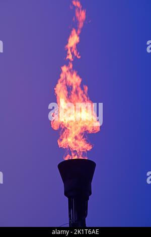 Gasflackern brennen überschüssige Gase in petrochemischen Werk in Twilight vereinigtes Königreich Stockfoto