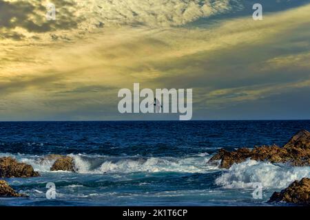 Goldener Sonnenuntergang über dem Cortez-Meer in Cabo San Lucas, Mexiko Stockfoto