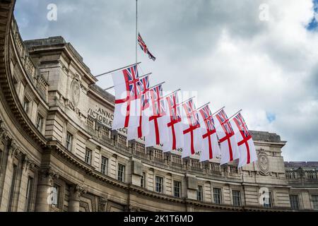 Britische Flaggen am Admiralty Arch während der Beerdigungen von Königin Elizabeth II in London, Großbritannien Stockfoto