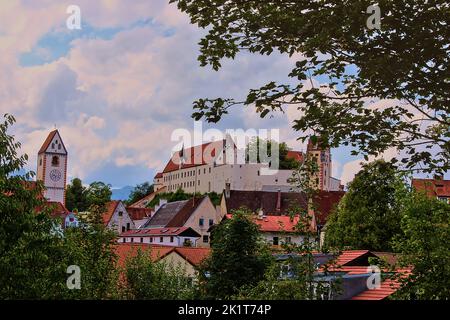 Aufnahme des Hohen Schlosses von Füssen mit der Pfarrkirche St. Mang Stockfoto