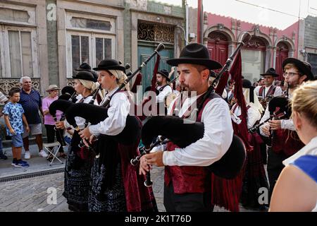 Ponte de Lima, Portugal - 10. September 2022: Gruppe von Dudelsackläufern mit ihren traditionellen Kostümen, die während der Parade durch die Straßen von Ponte de Lima fahren Stockfoto