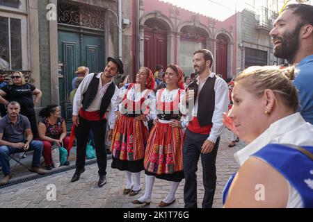 Ponte de Lima - 10. September 2022: Junge Menschen in den traditionellen Kostümen Nordportugals bei der Feiras Novas Festparade. Stockfoto