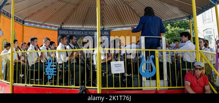 Ponte de Lima, Portugal - 10. September 2022: Musikband am Bandstand in Feiras Novas, Festival aus dem Norden Portugals Stockfoto