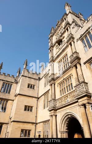 Außenansicht der Bodleian Library mit Tor in Oxford, der zweitgrößten Bibliothek Großbritanniens, die 1602 gegründet wurde und über 11 Millionen Werke enthält Stockfoto