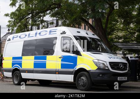 Polizeiwagen parkte in einer Straße im Zentrum von Windsor, Großbritannien Stockfoto