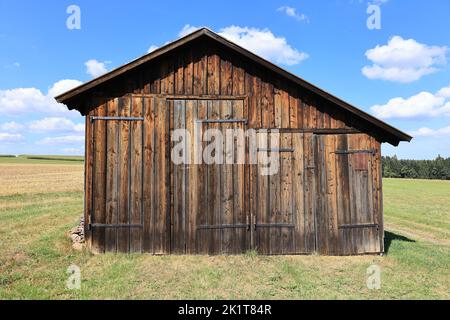 Holzhütte auf einer Wiese bei Zwerenberg im Schwarzwald Stockfoto