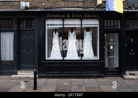 Schaufenster mit schwarz lackiertem Holzrahmen in einer Einkaufsstraße in Windsor, wo Brautkleider verkauft werden. „Windsor und Eton Brides“ Stockfoto