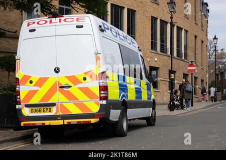 Polizeiwagen parkte in einer Straße im Zentrum von Windsor, Großbritannien. Blick auf die Rückseite des Wagens Stockfoto