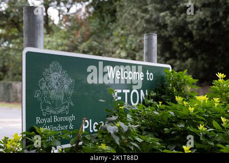 Grünes Schild „Welcome to Eton“ und „Royal Borough of Windsor and Maidenhead“ im Grünen entlang der Straße in Windsor, Großbritannien Stockfoto