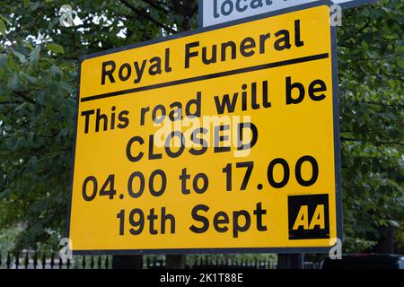 Gelbes Straßenschild in Windsor, Großbritannien, das besagt, dass die Straße am 19. September 2022, dem Tag der Beerdigung von Königin Elizabeth II, gesperrt wird Stockfoto