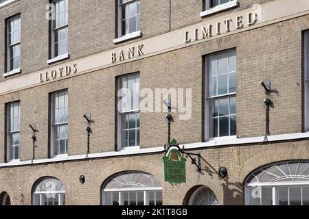 Fassade der Lloyds Bank in Bury Sint Edmunds mit traditionellem Lloyds Bank-Schild. Lloyds Bank ist eine der größten Banken im Vereinigten Königreich Stockfoto