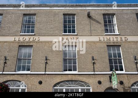 Fassade der Lloyds Bank in Bury Sint Edmunds mit traditionellem Lloyds Bank-Schild. Lloyds Bank ist eine der größten Banken im Vereinigten Königreich Stockfoto