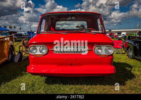 Daona Beach, FL - 27. November 2020: Vorderansicht eines Chevrolet Corvair 95 Rampside Pickup Trucks aus dem Jahr 1961 auf einer lokalen Autolaumesse. Stockfoto