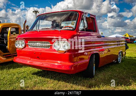 Daona Beach, FL - 27. November 2020: Vorderansicht eines Chevrolet Corvair 95 Rampside Pickup Trucks aus dem Jahr 1961 auf einer lokalen Autolaumesse. Stockfoto