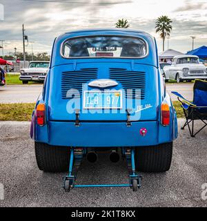 Daona Beach, FL - 28. November 2020: Rückansicht eines Fiat 600 Pro Street Dragster mit einem Chevrolet 406 V8 Motor in einer lokalen Ca Stockfoto