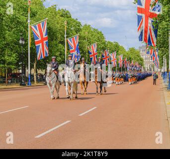 London Vereinigtes Königreich Juni 15 2009; typisch britischer Prunk und Zeremonie auf der Mall marschiert und Dudelsack unter drapierten Union Jack Flags.. Stockfoto
