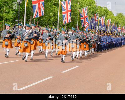 London Vereinigtes Königreich Juni 15 2009; typisch britischer Prunk und Zeremonie auf der Mall marschiert und Dudelsack unter drapierten Union Jack Flags.. Stockfoto