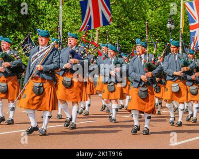 London Vereinigtes Königreich Juni 15 2009; typisch britischer Prunk und Zeremonie auf der Mall marschiert und Dudelsack unter drapierten Union Jack Flags.. Stockfoto