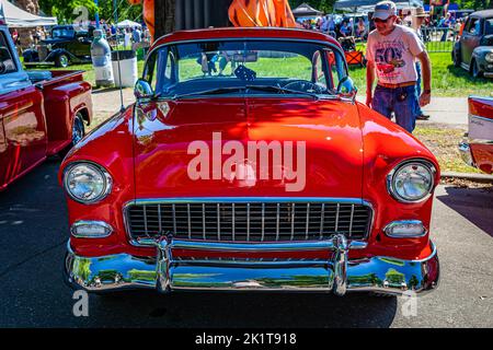 Falcon Heights, MN - 18. Juni 2022: Hochperspektivische Frontansicht eines Chevrolet BelAir Hardtop Coupés aus dem Jahr 1955 auf einer lokalen Automobilmesse. Stockfoto