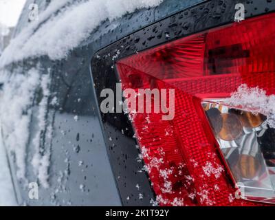 Nahaufnahme eines im Winter mit Schnee bedeckten Autoschweißlichtes Stockfoto