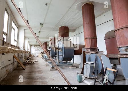 Eine alte verlassene Halle mit Lüftungsgeräten Stockfoto