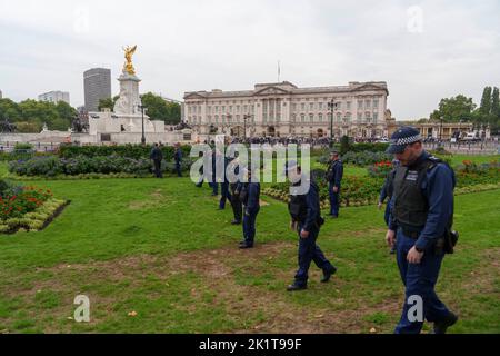 Das Begräbnis von Königin Elizabeth 2. Polizeibeamte führen vor der Prozession einen Sicherheitsfegen durch, bei dem der Sarg von Königin Elizabeth 2 im Zustand des Westminster Palace liegen wird Stockfoto