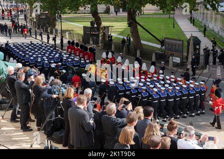 Das Begräbnis von Königin Elizabeth 2, Westminster Abbey. Pressevertreter beobachten, wie der Leichenfalle nach der Beerdigung von Königin Elizabeth die Westminster Abbey auf dem Weg zum parliament Square verlässt Stockfoto