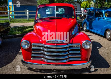 Falcon Heights, MN - 18. Juni 2022: Hochperspektivische Frontansicht eines Chevrolet 3100 Pickup Trucks aus dem Jahr 1947 auf einer lokalen Automobilmesse. Stockfoto