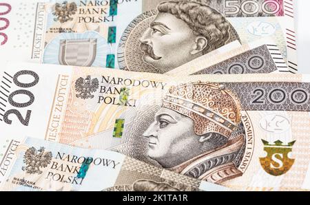 Polnische Banknoten großer Stückelungen, 200 und 500 Zlotys. Geld in polnischer Währung. Stockfoto