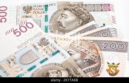 Polnische Banknoten großer Stückelungen, 200 und 500 Zlotys. Geld in polnischer Währung. Stockfoto