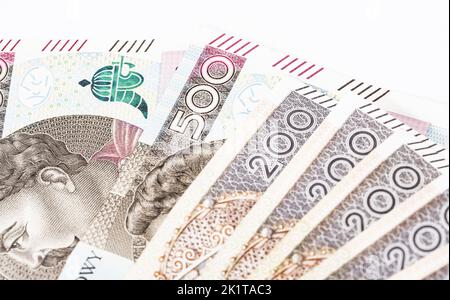 Polnische Banknoten großer Stückelungen, 200 und 500 Zlotys. Geld in polnischer Währung. Stockfoto