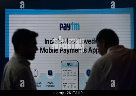 Mumbai, Maharashtra, Indien. 20. September 2022. People steht vor einem Paytm-Logo beim Global Fintech Fest in Mumbai, Indien, 20. September 2022. (Bild: © Indranil Aditya/ZUMA Press Wire) Stockfoto