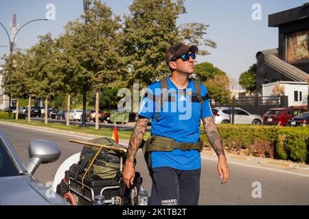 Santiago Sanchez spaziert in der Stadt Erbil in der Region Kurdistan im